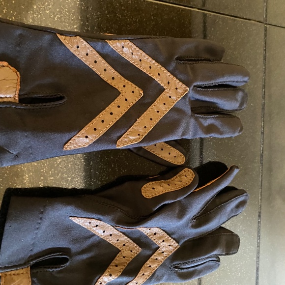 Fashionable Warm Gloves by Isotoner - Picture 2 of 8